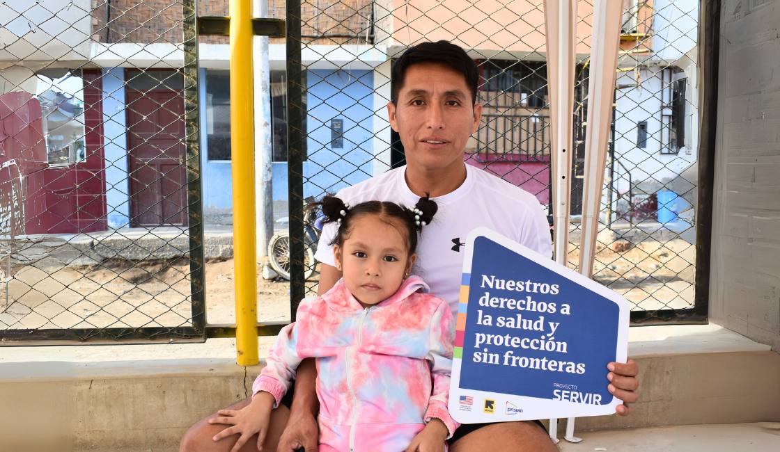 Padre migrante junto a su hija accediendo a servicios de salud y protección en el marco del Proyecto Servir.