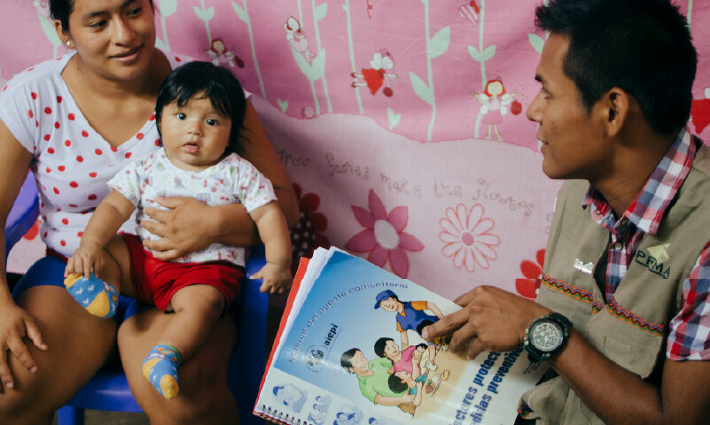 39 años de Prisma ONG. Mujer recibe orientación en salud.