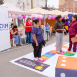 Participación comunitaria migrantes en actividad educativa del proyecto PAO en Trujillo.