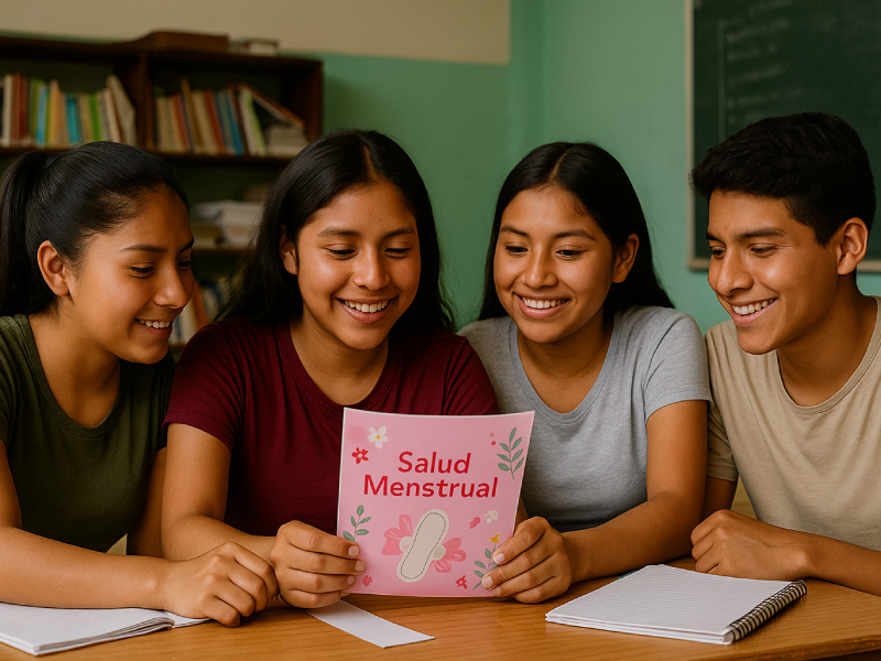 Adolescentes en aula leyendo folleto informativo sobre salud menstrual como parte de una sesión educativa promovida por Prisma ONG.