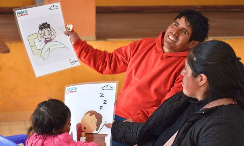 Padre participa en sesión educativa del proyecto Pasco Sin Anemia para prevenir la anemia infantil.