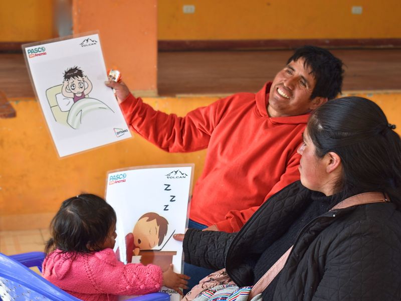 Padre participa en sesión educativa del proyecto Pasco Sin Anemia para prevenir la anemia infantil.