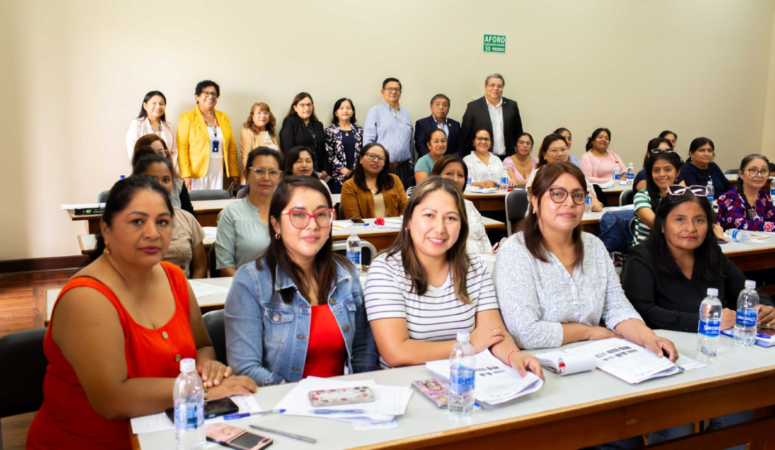 Docentes en taller de formación continua promovido por Prisma ONG para fortalecer la educación inicial en Perú.