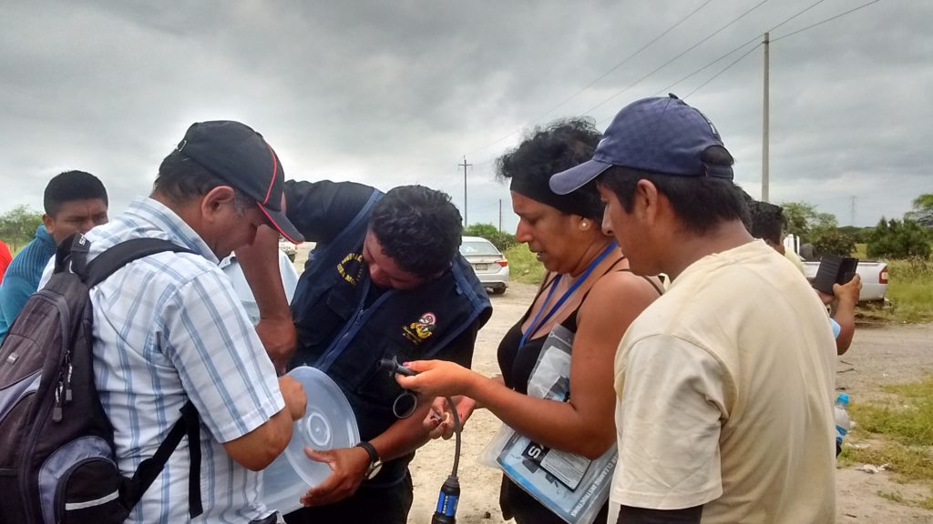 María Carmen ayudando