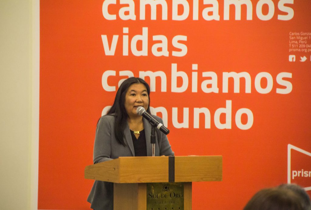 Marilú Chiang presentando los resultados del proyecto "Combatiendo la Anemia en Moquegua".