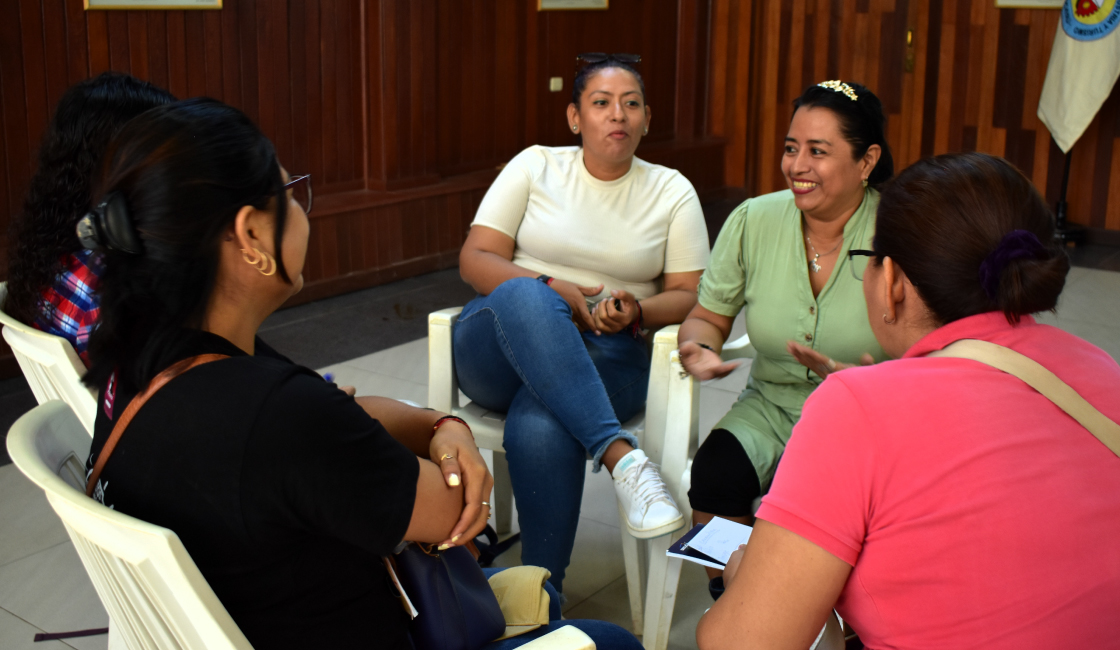 Comunicadoras participan en taller sobre salud menstrual y derechos de adolescentes, promovido por Prisma ONG.
