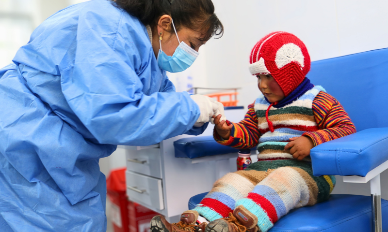 Evaluación de un niño para la prevención de la anemia infantil en Pasco