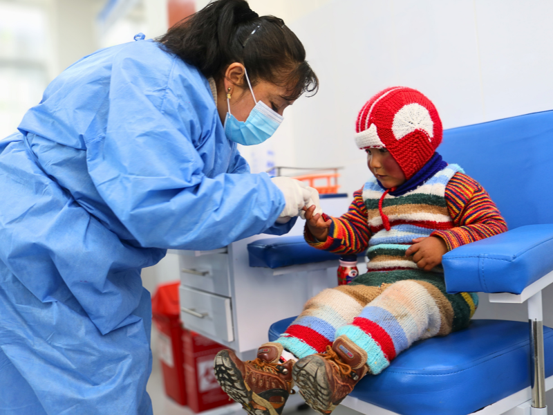 Evaluación de un niño para la prevención de la anemia infantil en Pasco