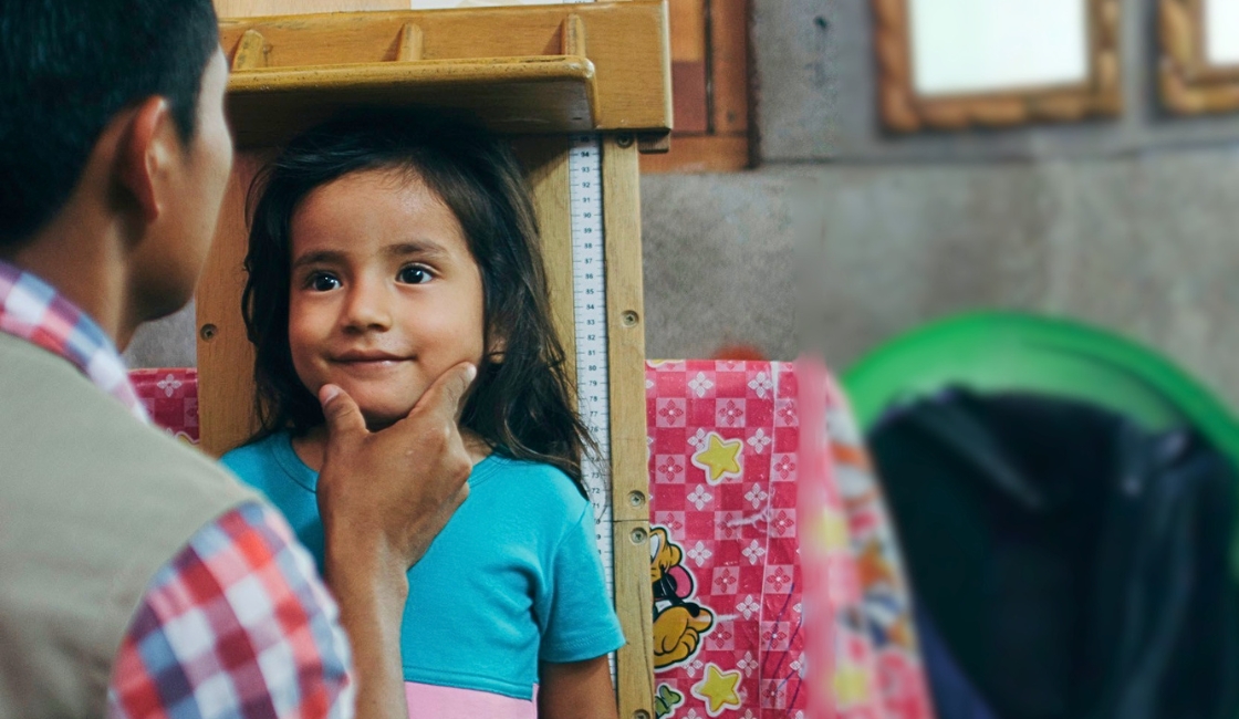 Texto alternativo / ALT: Niña durante evaluación de crecimiento y desarrollo vinculada a la prevención de la anemia infantil en el Perú.