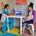 Atención médica a madre y bebé en punto de orientación del proyecto ECHO ASTRAL Tumbes