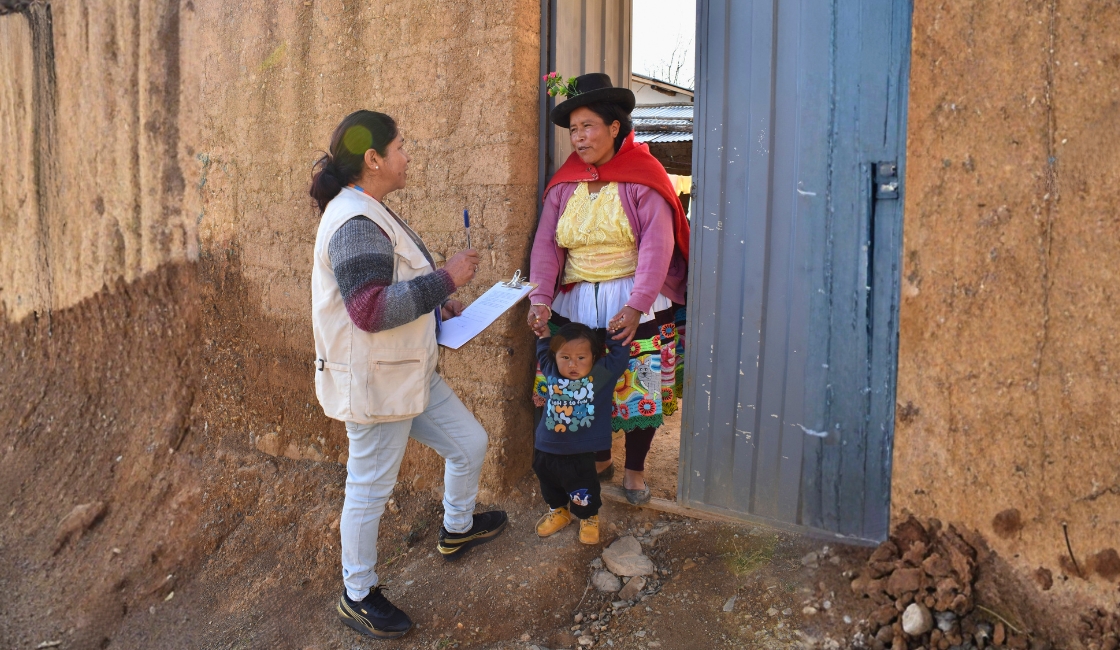 Agente comunitaria del proyecto Chaska Wawa de Prisma ONG realiza visita domiciliaria a una familia para promover el cuidado infantil y la prevención de anemia.