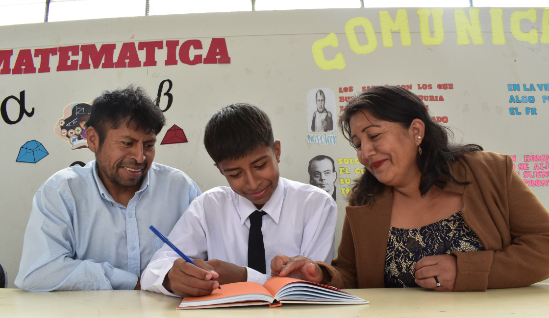 Familia peruana del norte acompaña a su hijo en actividades escolares, promoviendo la participación educativa desde el hogar. 