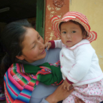 Reducción de anemia infantil: madre y niña de comunidad rural - Prisma ONG