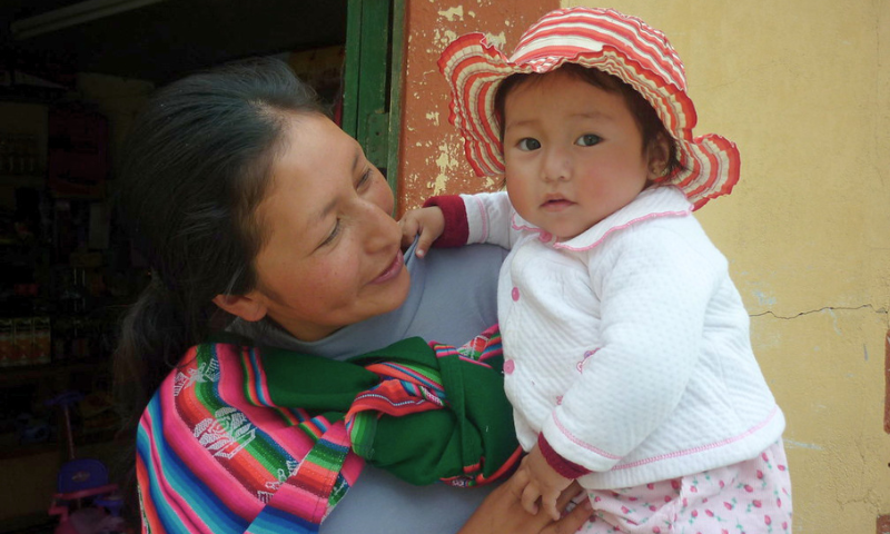 Reducción de anemia infantil: madre y niña de comunidad rural - Prisma ONG