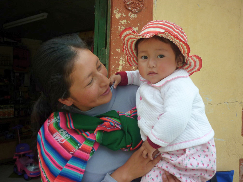 Reducción de anemia infantil: madre y niña de comunidad rural - Prisma ONG
