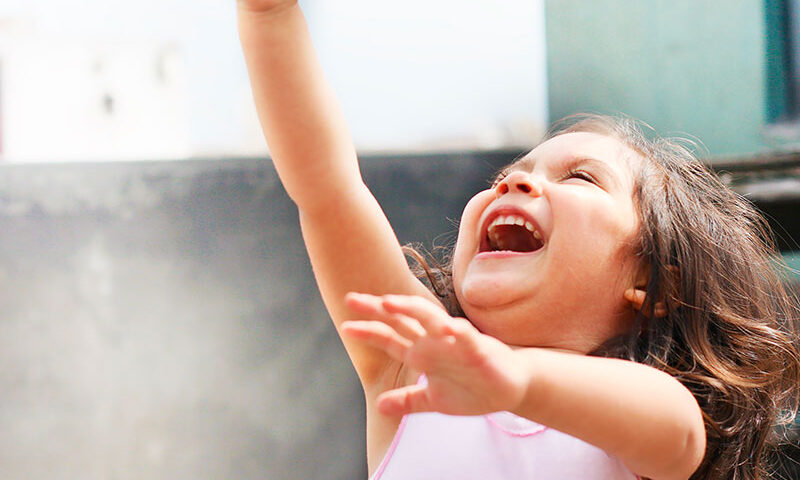 niña jugando divertida