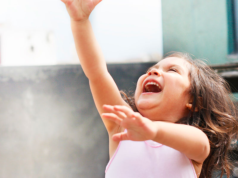 niña jugando divertida