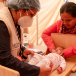 Atención médica a bebés en el marco del proyecto PAO en Trujillo