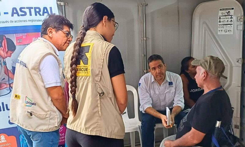 Representante de la Unión Europea conversa con personal de IRC y Prisma ONG durante la visita al proyecto ECHO ASTRAL en Tumbes para fortalecer la atención en salud de migrantes y refugiados