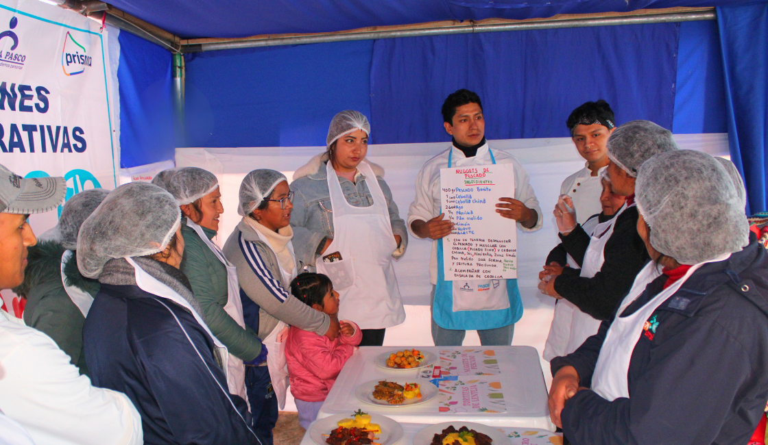 Sesión demostrativa sobre preparación de alimentos para prevenir la anemia en Pasco