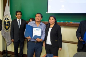 Marilú Chiang, Directora de Desarrollo Humano de Prisma entrega una de la BECAS FOSPIBAY.